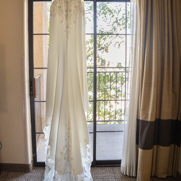 Wedding gown - Picture 4 of 6